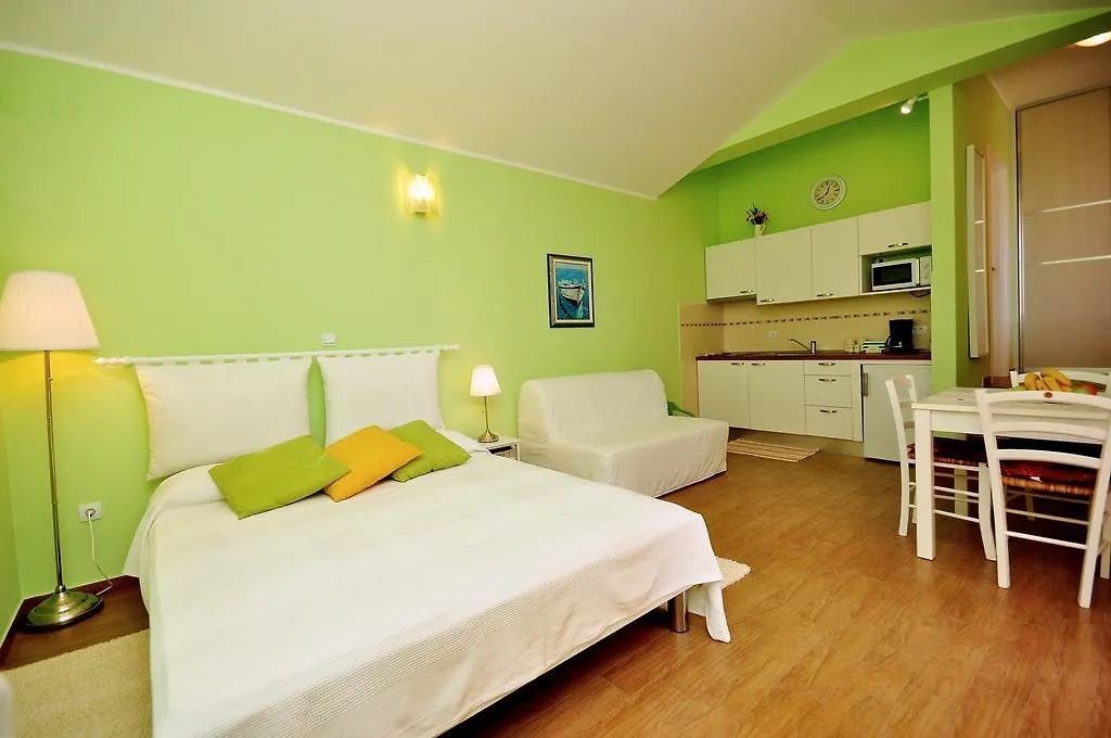 Apartments Petra Near Beach Veruda 0*,  Kroatien
